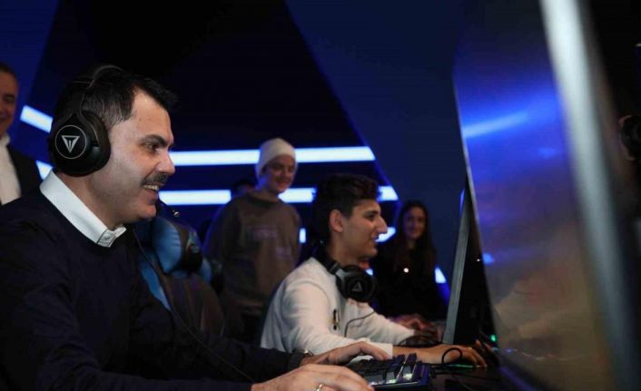 İBB Başkan adayı Murat Kurum, gençlerle play station oynadı