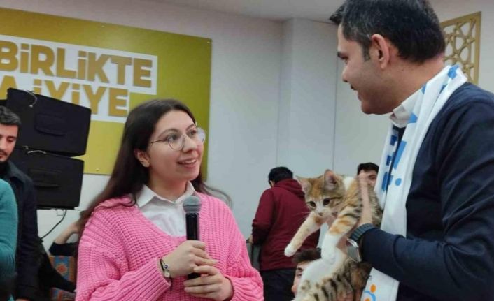 İBB Başkan adayı Murat Kurum’a kedi hediyesi