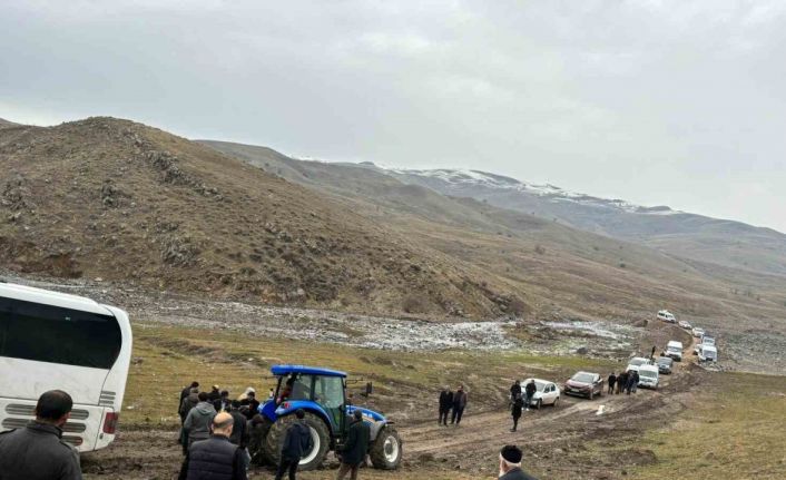 İstanbul’dan cenaze getiren otobüs çamurlu yola saplandı