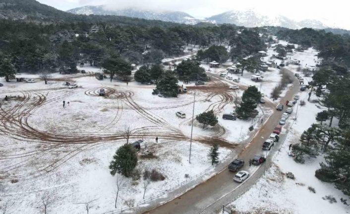 İzmirliler Manisa’nın Spil Dağına akın etti