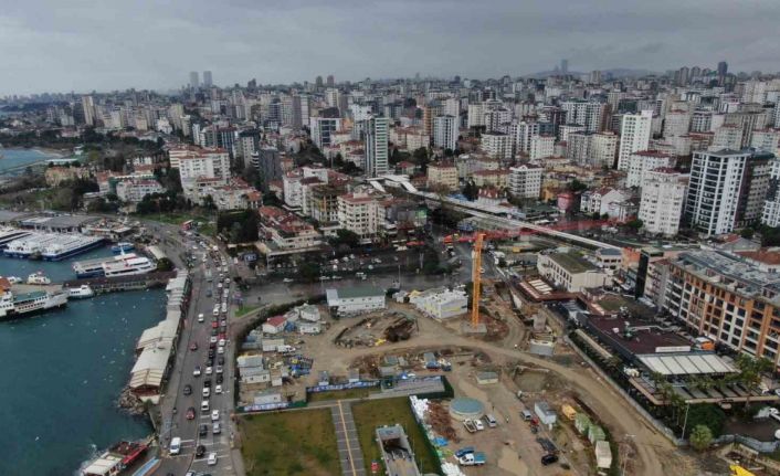 Kadıköy’de Bağdat Caddesi girişine metro engeli: Uzun araç kuyrukları oluştu