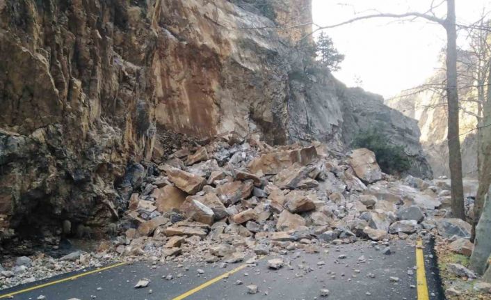 Kapuzbaşı Yolu’nda heyelan