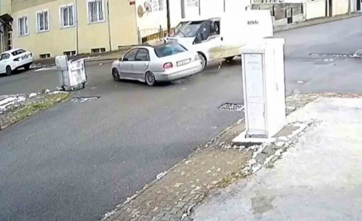 Kargo minibüsü ile otomobil çarpıştı: 5 yaralı