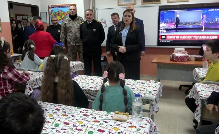 Karne dağıtımında akıllı tahta ile Türk Astronot mesajı