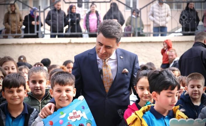 Karne heyecanına ortak olurken miniklerden kitap okuma sözünü aldı