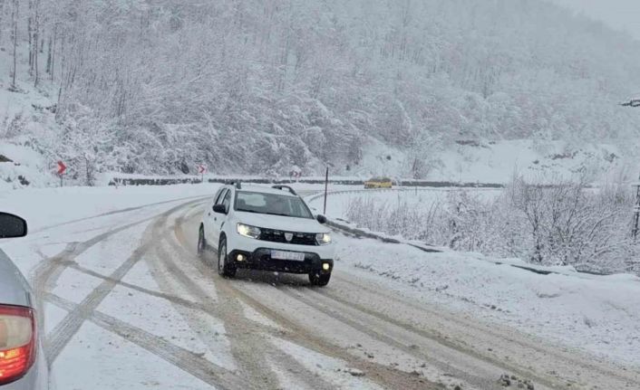 Kastamonu’nun yüksek kesimlerinde yoğun kar yağışı etkili oluyor