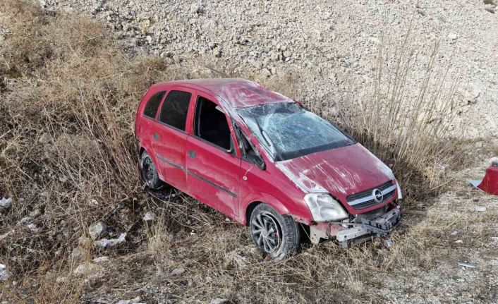 Kontrolden çıkan araç takla atarak karşı şeride geçti: 2 yaralı