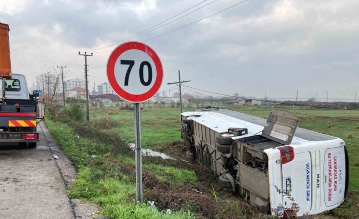 Lapseki’de İçdaş işçilerini taşıyan otobüs kaza yaptı: 5 yaralı