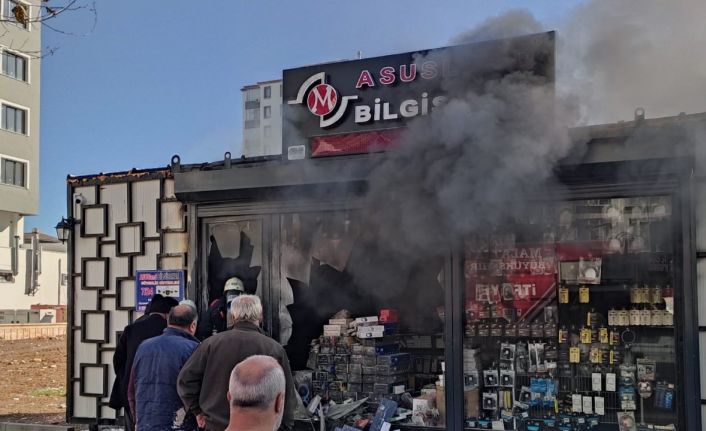 Malatya’da konteyner iş yerinde çıkan yangın büyümeden söndürüldü