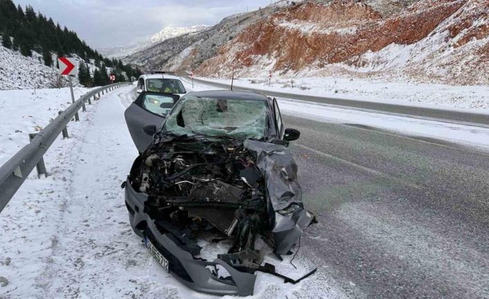 Malatya’da Otomobil tıra çarptı 1 yaralı