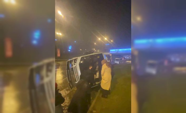 Maltepe’de minibüs yan yattı, vatandaşlar yardıma koştu