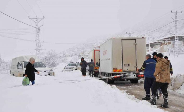 Mersin’de kar yağışı: Karaman yolu büyük araçlara kapatıldı