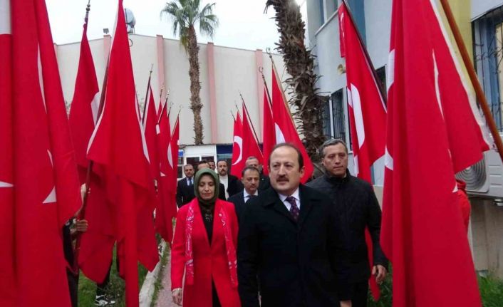 Mersin’de şehitler okullarda anıldı, bayrak gençlere teslim edildi