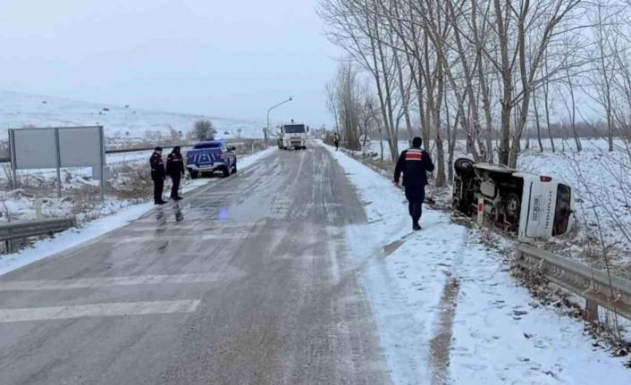 Minibüs kayganlaşan yolda devrildi: 3 yaralı