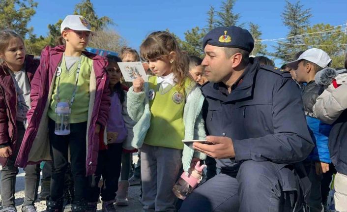 Okuma yazma öğrenince ilk işleri jandarmaya mektup yazmak oldu