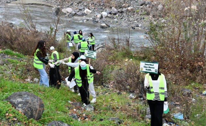 Osmaniye şivesi ile yazılı dövizlerle çevre temizliğine dikkat çektiler