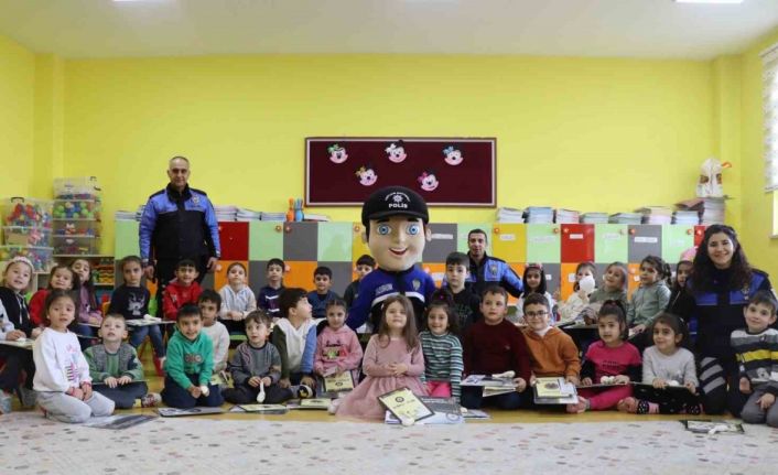 Polis çocukları ve gençleri unutmuyor