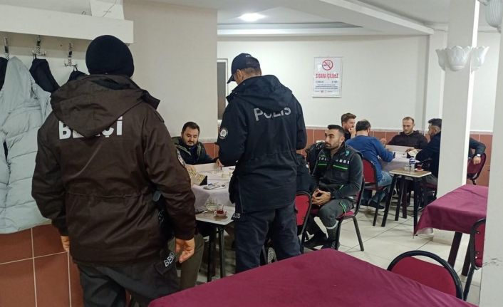 Polis ekipleri aranan 3 şahsı yakaladı