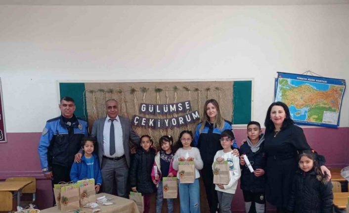 Polis miniklerin karne heyecanına ortak oldu