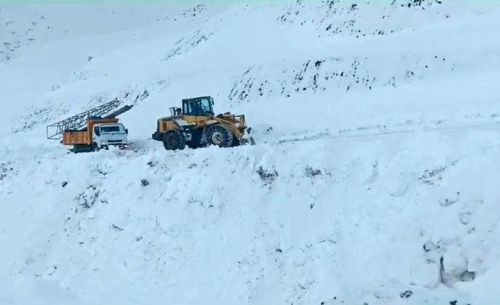 Siirt’te karda mahsur kalan DEDAŞ ekipleri kurtarıldı