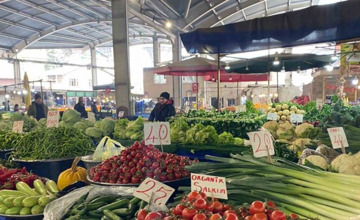 Soğuk hava nedeniyle halk pazarı ilgi görmedi