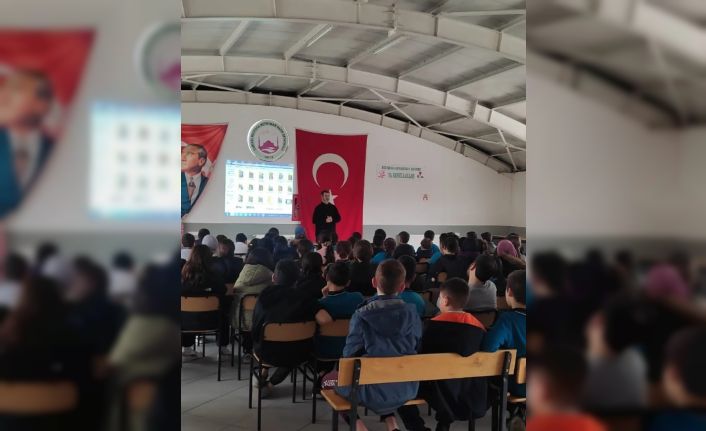 Sokak hayvanlarına dikkat çekmek için ücretsiz seminerler veriyor