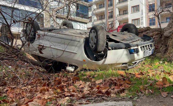 Takla atıp bahçeye düşen otomobilden burnu kanamadan kurtuldu