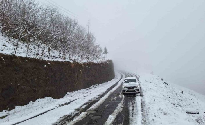 Trabzon’da kar yağışı yüksek kesimlerde etkili oluyor