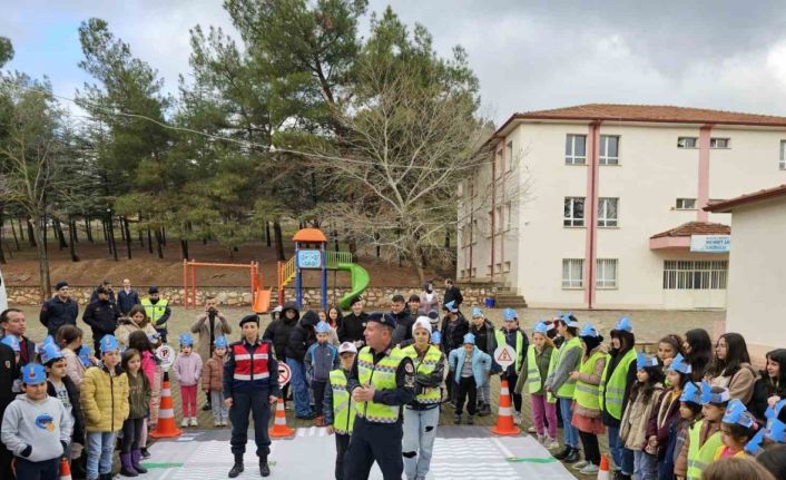 Trafik jandarma ekiplerinin eğitimine öğrencilerden yoğun ilgi