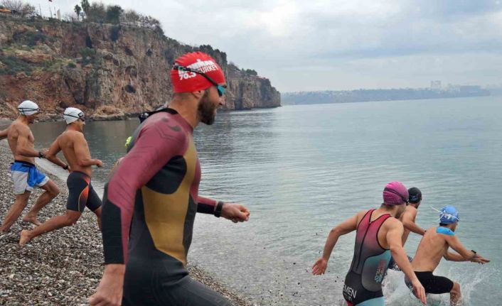 Triatloncular deniz kirliliğine ‘dur’ demek için denize girdiler