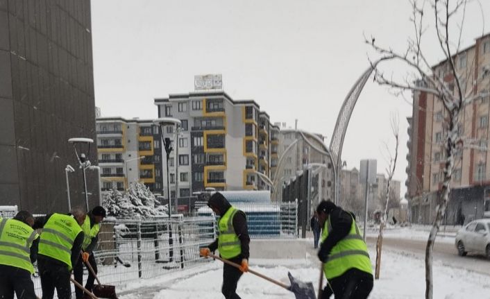 Van Büyükşehir Belediyesinden karla mücadele çalışması