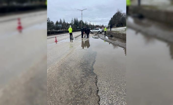 Yol bozukluğundan dolayı kontrolden çıkan otomobilin sürücüsü yaralandı