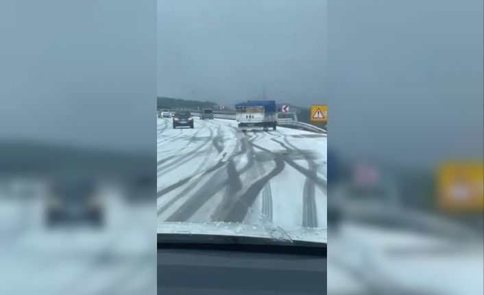 Yollar buz tuttu, araçlar yolda kaldı