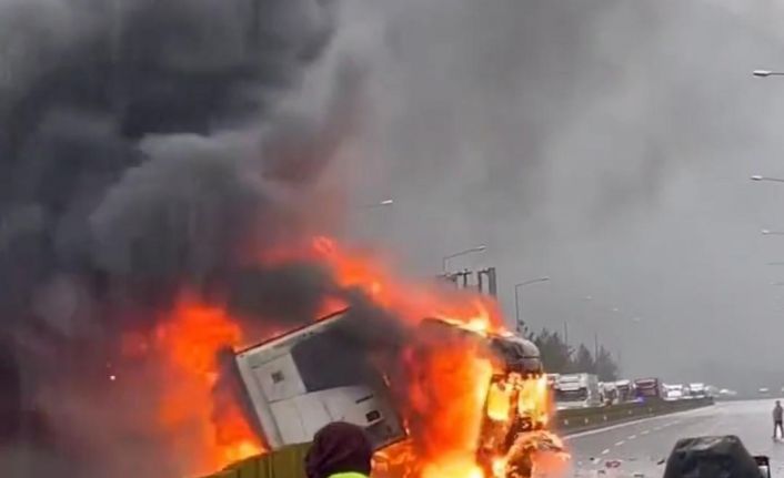 Adana’da otoyolda tır yandı, otobüsteki yolcular tahliye edildi