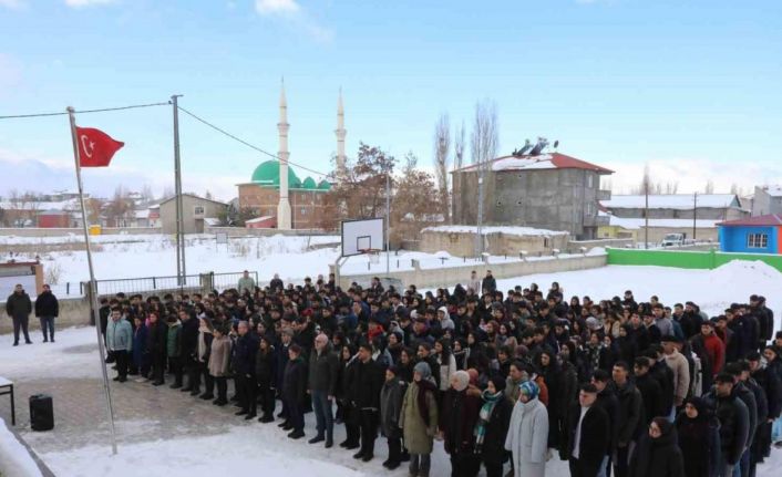 Ağrı’da deprem şehitleri için saygı duruşu