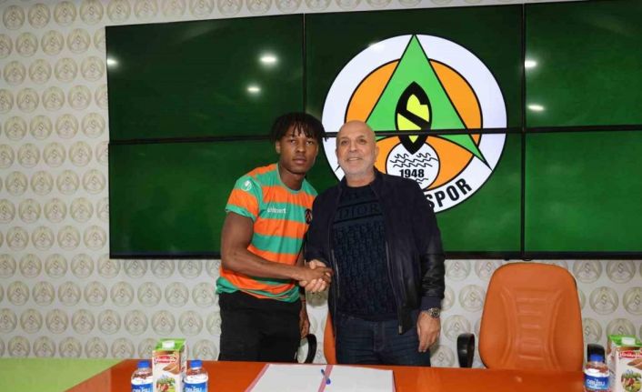 Alanyaspor, Nijeryalı genç futbolcu Akinlosotu ile profesyonel sözleşme imzaladı