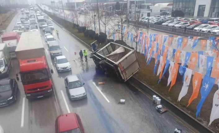 Ankara’da boya yüklü kamyon devrildi, yol maviye boyandı