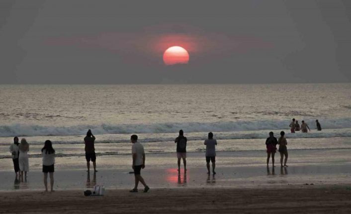 Bali’ye giden yabancı turistler 10 dolar vergi ödeyecek