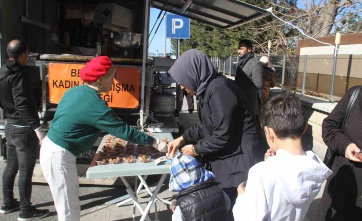 Beyşehir’de deprem felaketinin yıl dönümü dolayısıyla lokma dağıtıldı