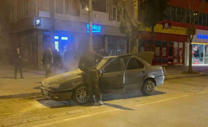 Bursa’da yanan aracı polis söndürdü