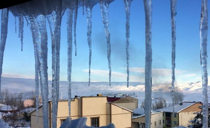 Çatılarda tehlike saçan buz kütleleri temizlendi