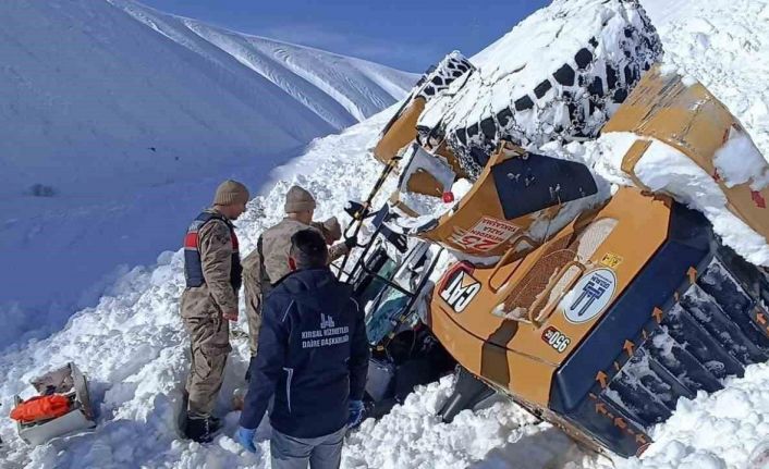 Çığ altında kalan operatör jandarma ekiplerince kurtarıldı