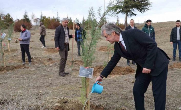 Depremde hayatını kaybeden öğrenciler anısına fidan dikildi