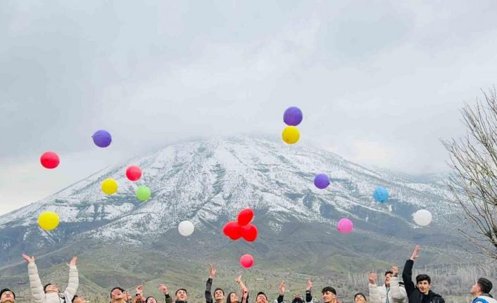 Derecikli öğrenciler depremde hayatını kaybedenleri andı