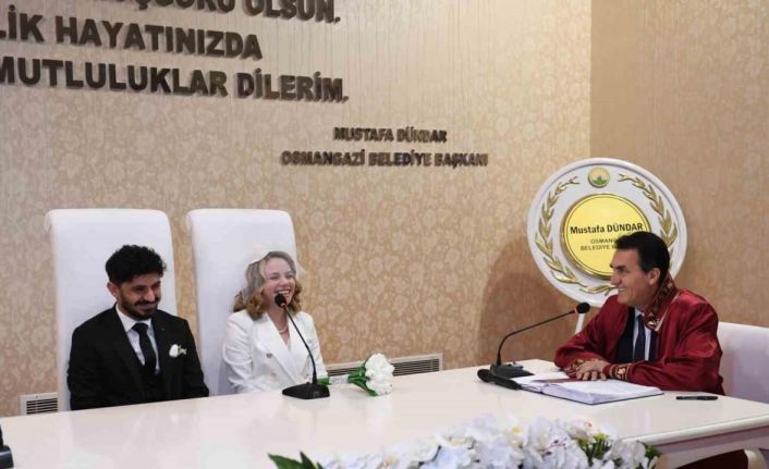 Dünya evine giren çifte Dündar’dan sürpriz