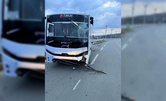 Elazığ’da midibüs çarptığı aydınlatma direğini devirdi