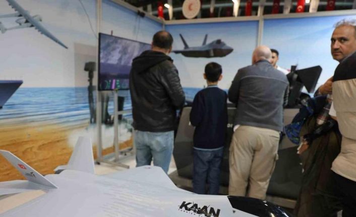 Elazığlı çocuklar kokpit heyecanını yaşadı, simülasyondan KAAN’ı kullandı