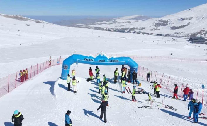 Erciyes’te Diplomatik Kayak ve Snowboard Yarışı yapıldı