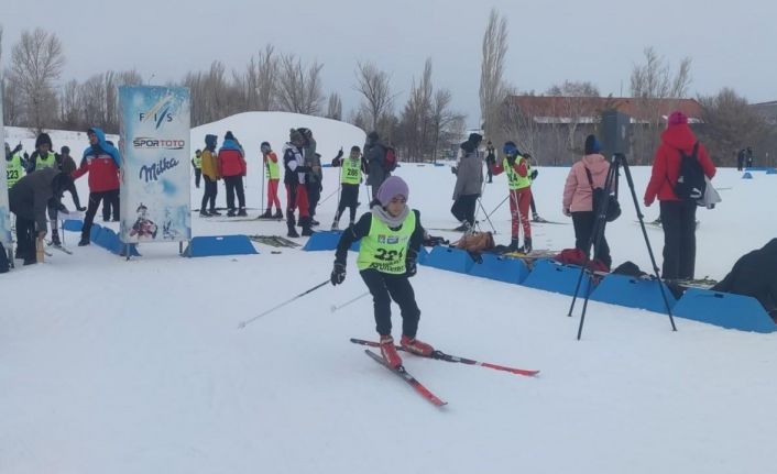 Erzurum’da kayaklı koşu yarışları nefes kesti