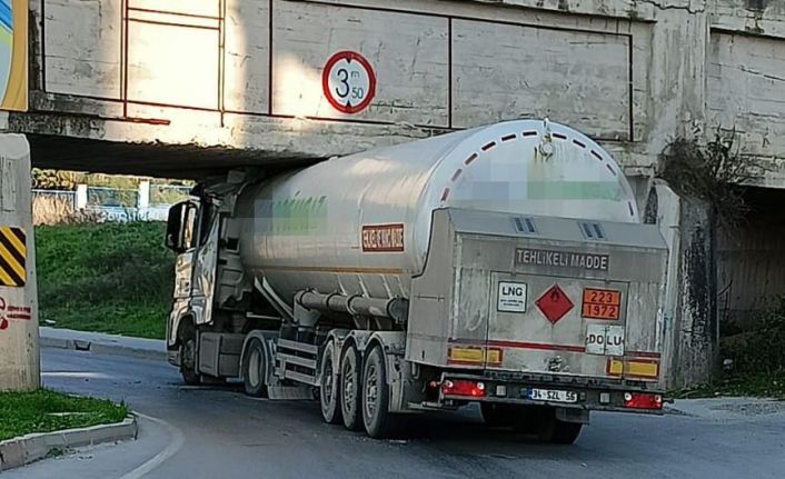 Gaz tankeri sulama kanalı altına sıkıştı